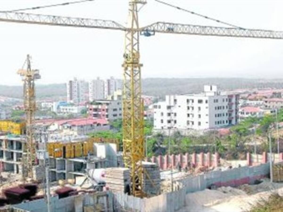 Minhacienda pide a Petro que reactive aprobación de licencias de construcción