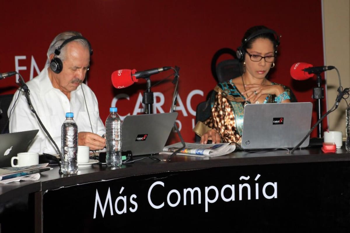 Darío Arizmendi, Darcy Quinn, Erika Fontalvo, César Augusto Londoño y Patricia Pardo realizan el programa desde el salón Rodrigo Lara Bonilla, en la sede de la Asamblea del Huila, donde don acogidos por los huilenses encabezados por el director local Marco Fidel Yukumá y sus periodistas Julio Díaz Sánchez y Gelitza Jiménez.