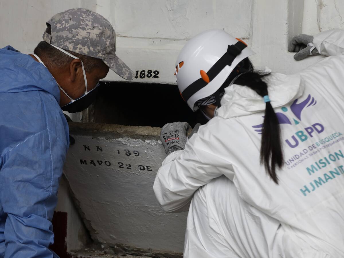 La Unidad de Búsqueda interviene bóveda del Cementerio del Sur de Bogotá para identificar un cuerpo