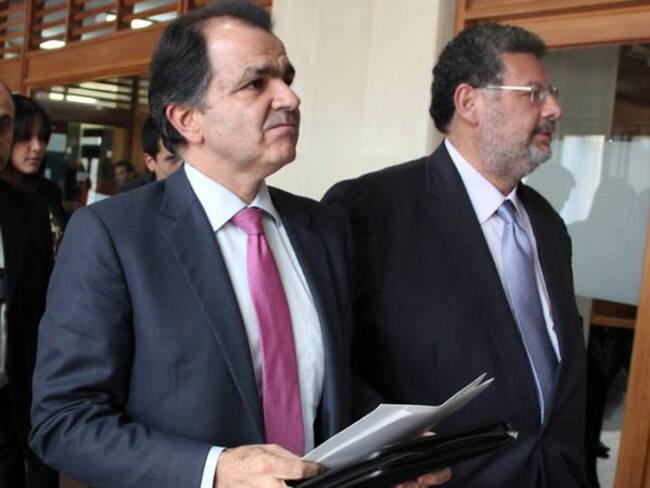 Óscar Iván Zuluaga sale del país para pedir medidas cautelares a la CIDH: Uribe