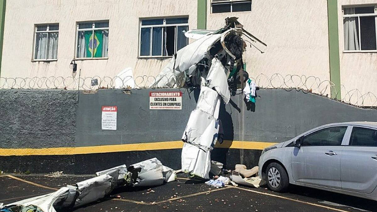 Dos muertos y tres heridos dejó el choque de una avioneta contra un edificio en Brasil