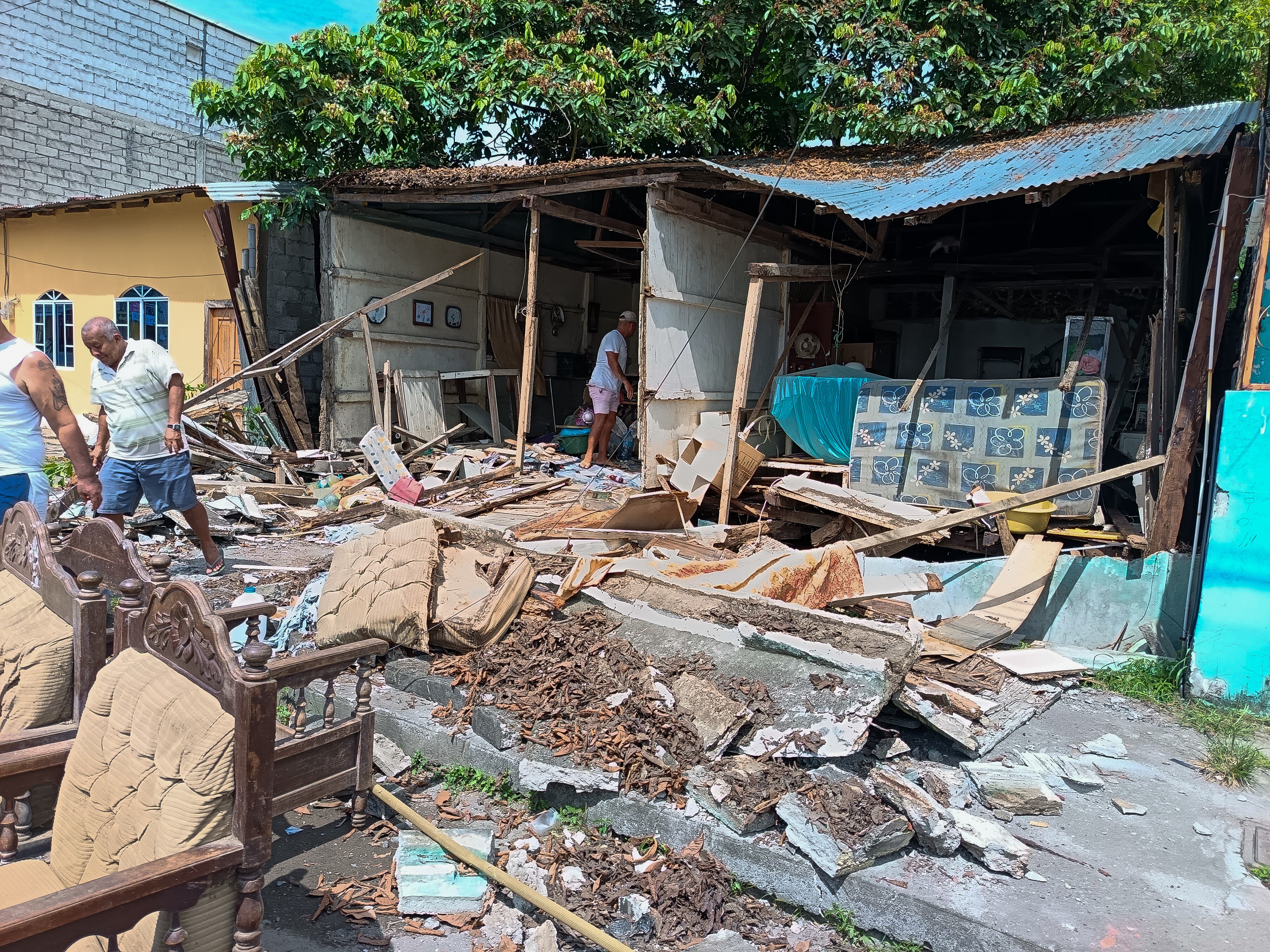 AME2364. ESMERALDAS (ECUADOR), 25/04/2025.- Fotografía de una casa con afectaciones tras un sismo este viernes, en Esmeraldas (Ecuador). Al menos 20 heridos y 60 viviendas, así como varias edificaciones públicas afectadas, se reporta hasta el momento por el sismo de magnitud 6, registrado este viernes en la provincia ecuatoriana de Esmeraldas, fronteriza con Colombia. EFE/ Jorge Demera