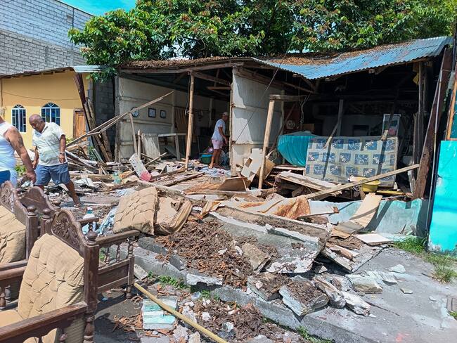 AME2364. ESMERALDAS (ECUADOR), 25/04/2025.- Fotografía de una casa con afectaciones tras un sismo este viernes, en Esmeraldas (Ecuador). Al menos 20 heridos y 60 viviendas, así como varias edificaciones públicas afectadas, se reporta hasta el momento por el sismo de magnitud 6, registrado este viernes en la provincia ecuatoriana de Esmeraldas, fronteriza con Colombia. EFE/ Jorge Demera