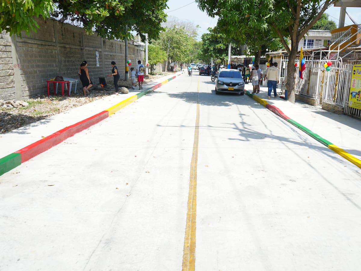 Entregaron pavimentación de Carrera 104 del barrio San José de los Campanos