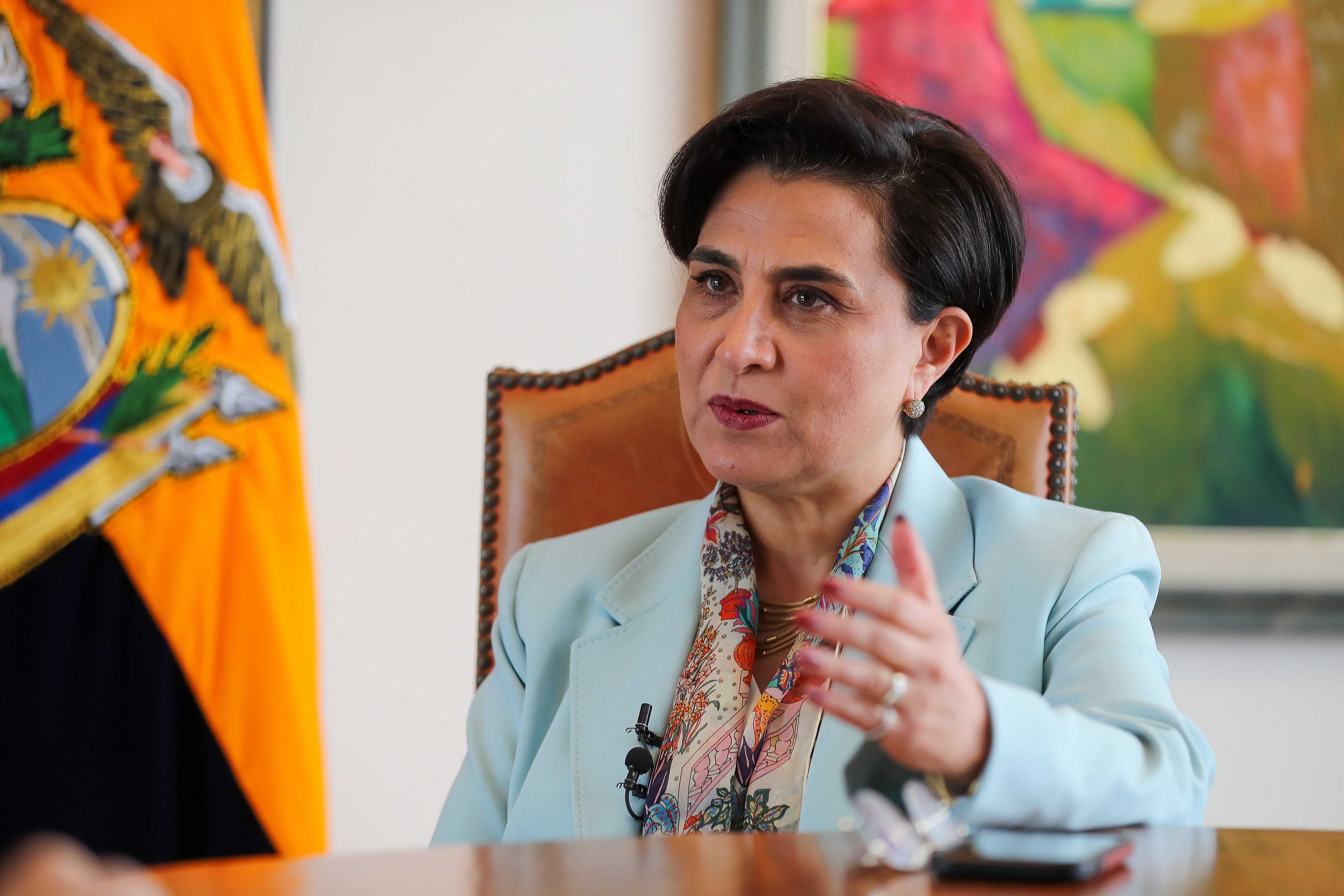 AME3519. BOGOTÁ (COLOMBIA), 19/06/2024.- Fotografía de archivo que muestra a la ministra de Relaciones Exteriores y Movilidad Humana de Ecuador, Gabriela Sommerfeld, hablando durante una entrevista con EFE, el 11 de junio de 2024 en Quito (Ecuador). Sommerfeld aseguró este miércoles que el artículo publicado esta semana por la revista estadounidense 'The New Yorker' sobre el presidente Daniel Noboa, donde cita sus opiniones personales sobre distintos presidentes de países de Latinoamérica, buscaba "causar daño". EFE/ José Jácome ARCHIVO