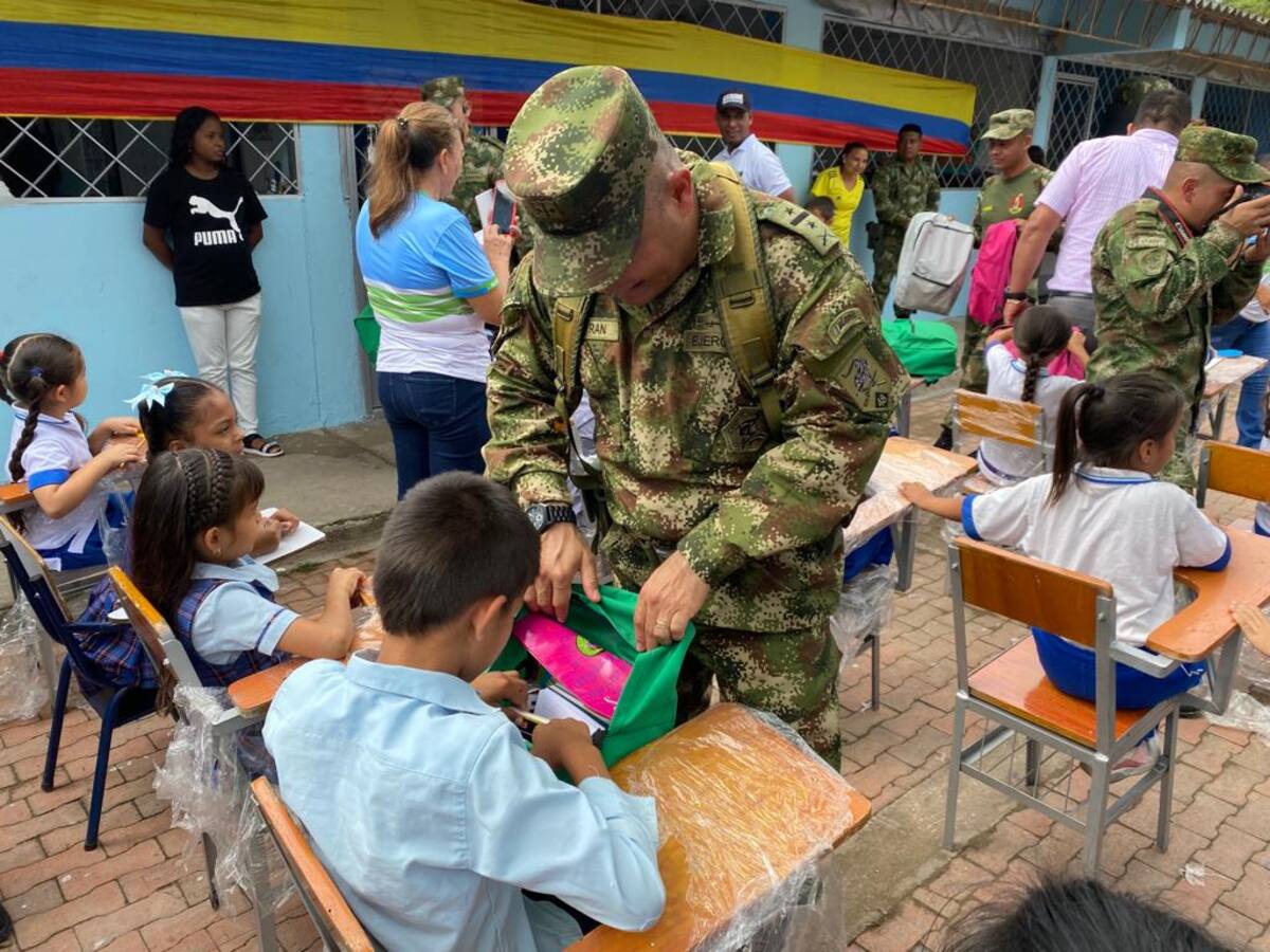 Ejército entregó donación a estudiantes de Santa Rosa, sur de Bolívar