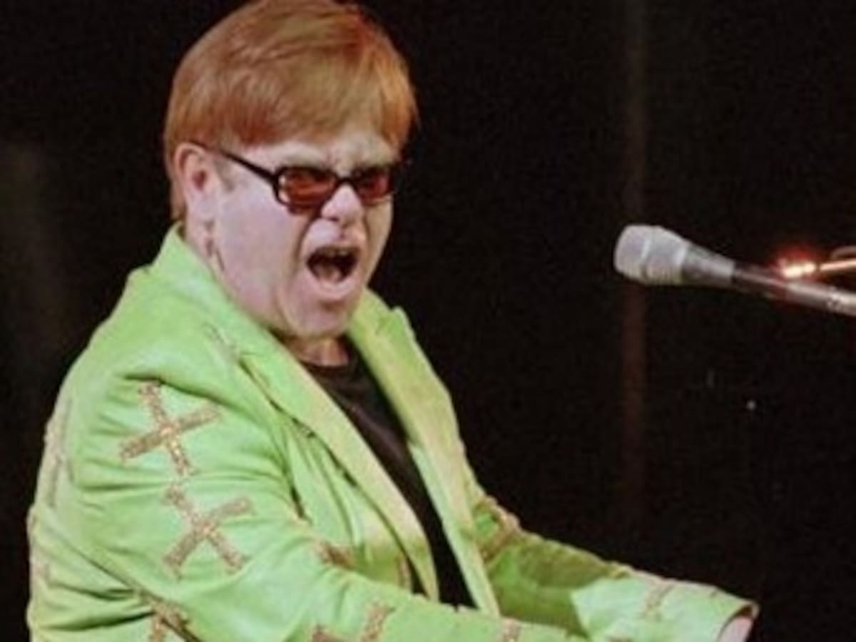 Elton John dirige un periódico con motivo del Día contra el Sida