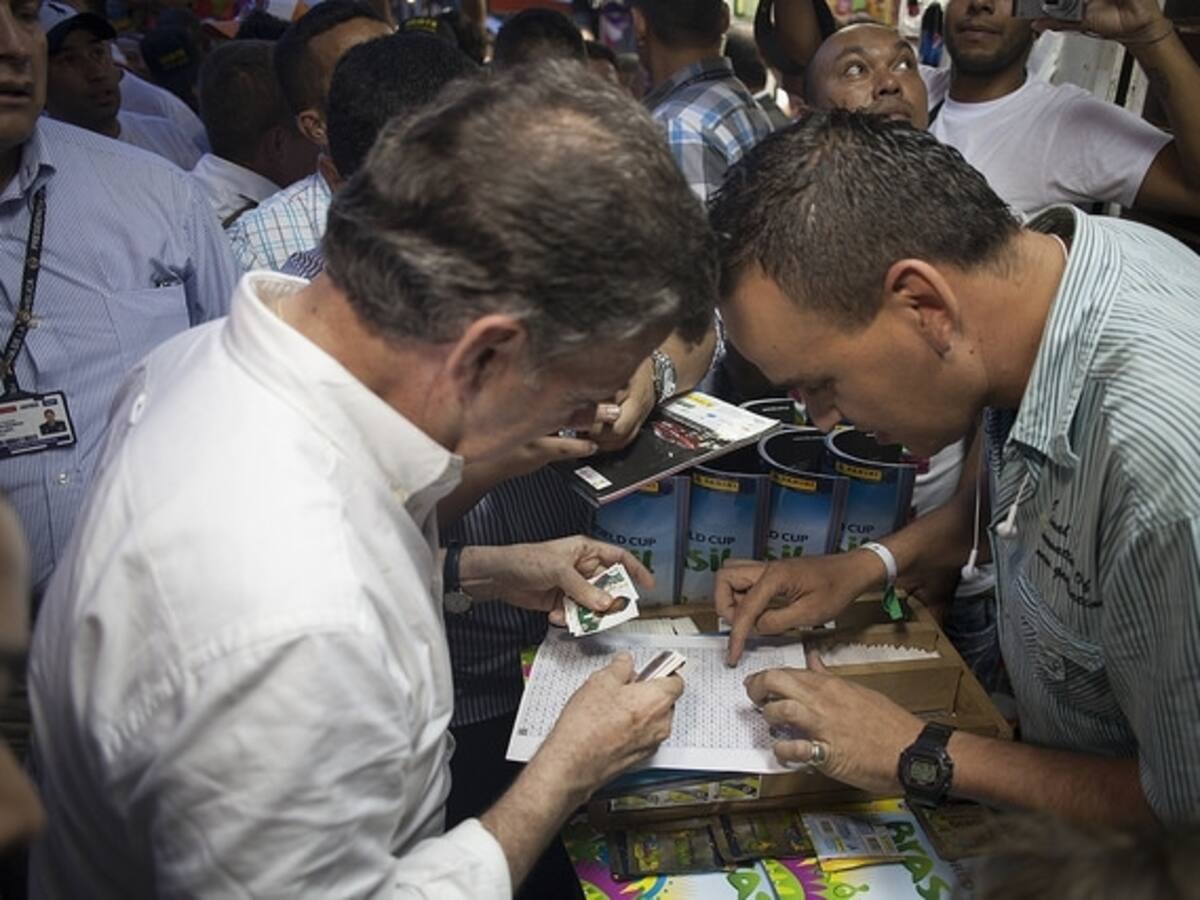 Santos intercambia "monas" del Mundial de Fútbol Brasil 2014