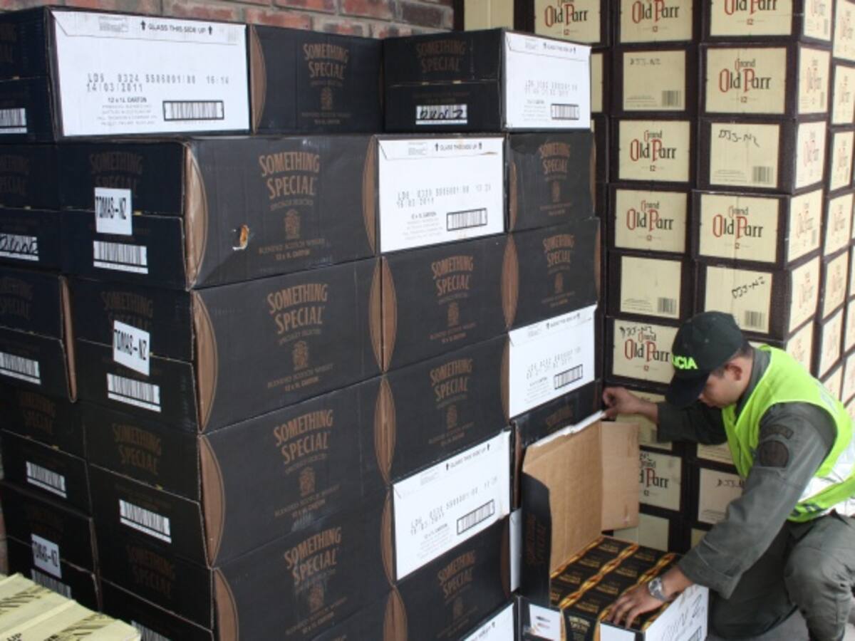 Autoridades decomisaron botellas de whisky de contrabando