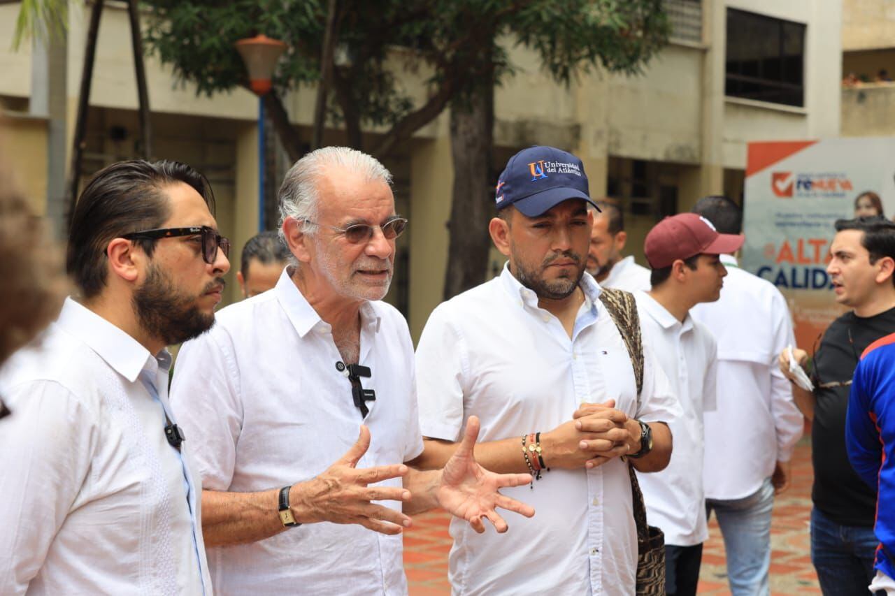Gobernador de Atlántico Eduardo Verano junto al rector de Uniatlántico y el viceministro de Educación Superior. Cortesía Gobernación del Atlántico