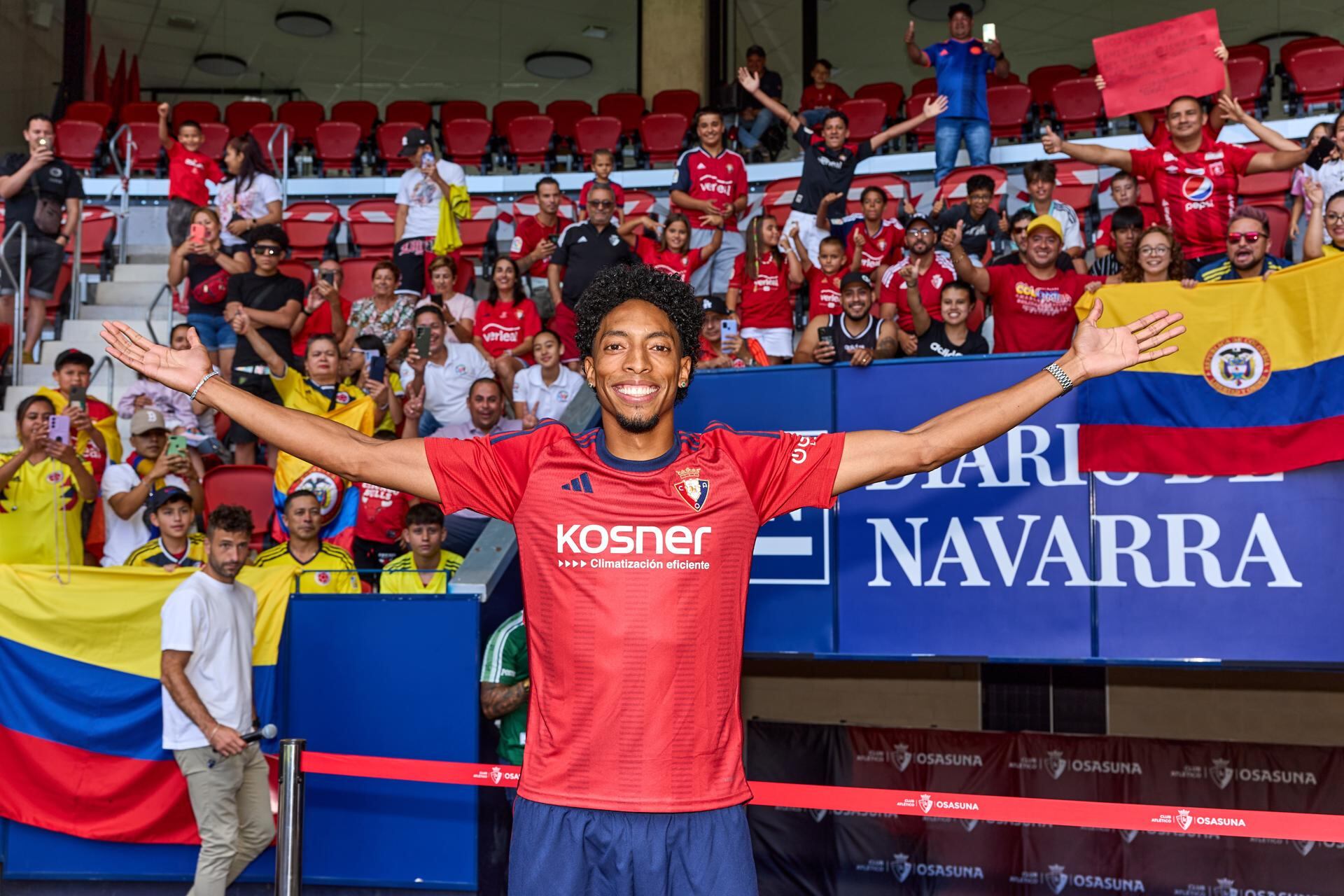 Johan Mojica en su presentación con el Osasuna / EFE / J.P. Urdíroz