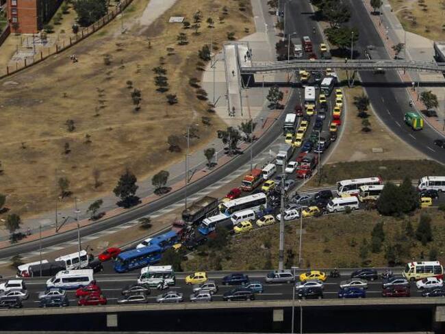 Expertos aprueban peajes urbanos, siempre y cuando mejoren transporte público