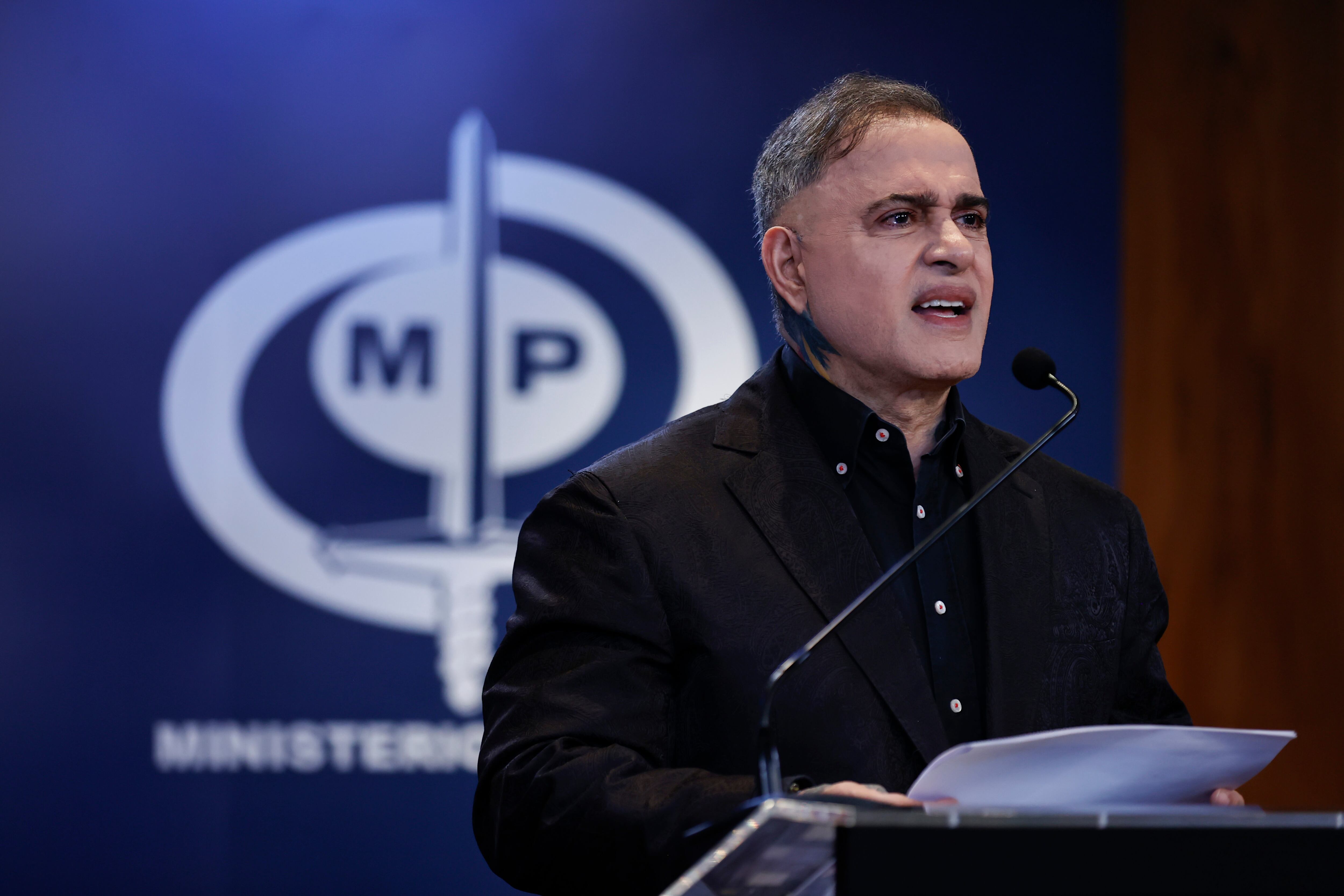 AME6279. CARACAS (VENEZUELA), 29/07/2024.- El fiscal general de Venezuela, Tarek William Saab, ofrece declaraciones este lunes, luego de la jornada para elegir presidente de Venezuela, en Caracas (Venezuela). La Fiscalía de Venezuela anunció la apertura de una investigación debido a un supuesto plan de personas vinculadas a la oposición mayoritaria para adulterar los resultados de las elecciones celebradas el domingo, en las que Nicolás Maduro fue proclamado presidente por el Consejo Nacional Electoral (CNE), lo que fue rechazado por el antichavismo. EFE/ Henry Chirinos