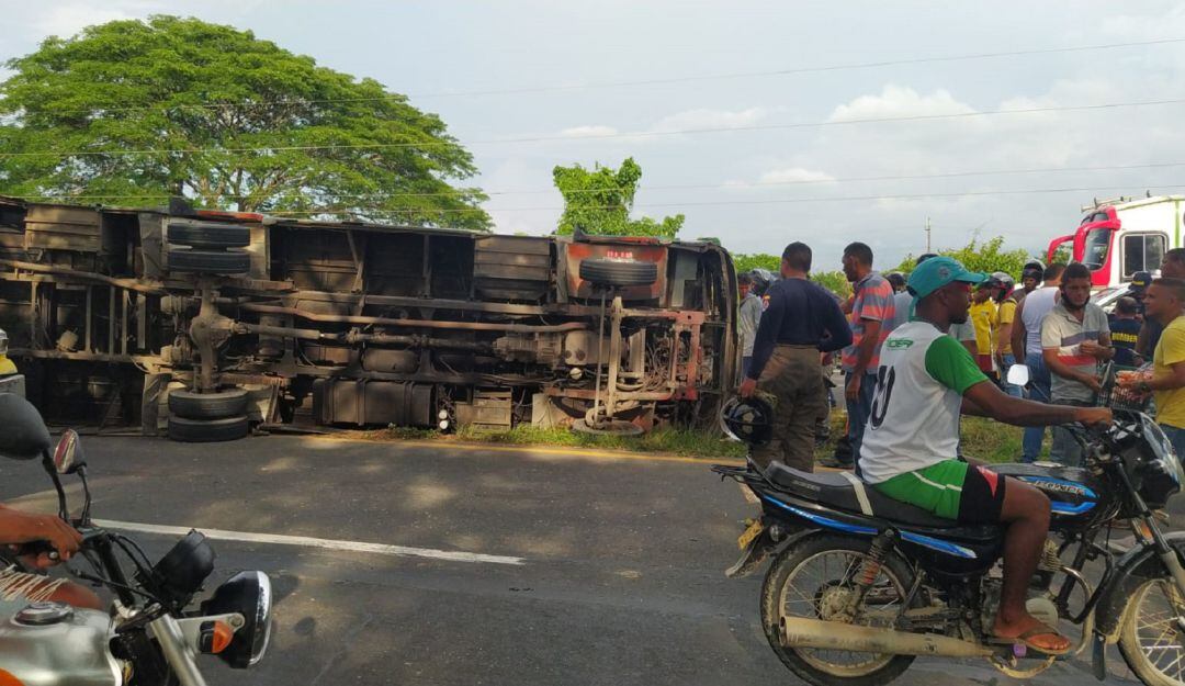 Un bus de servicio público sufrió un volcamiento a pocos metros de la entrada del municipio de Santa Rosa de Lima