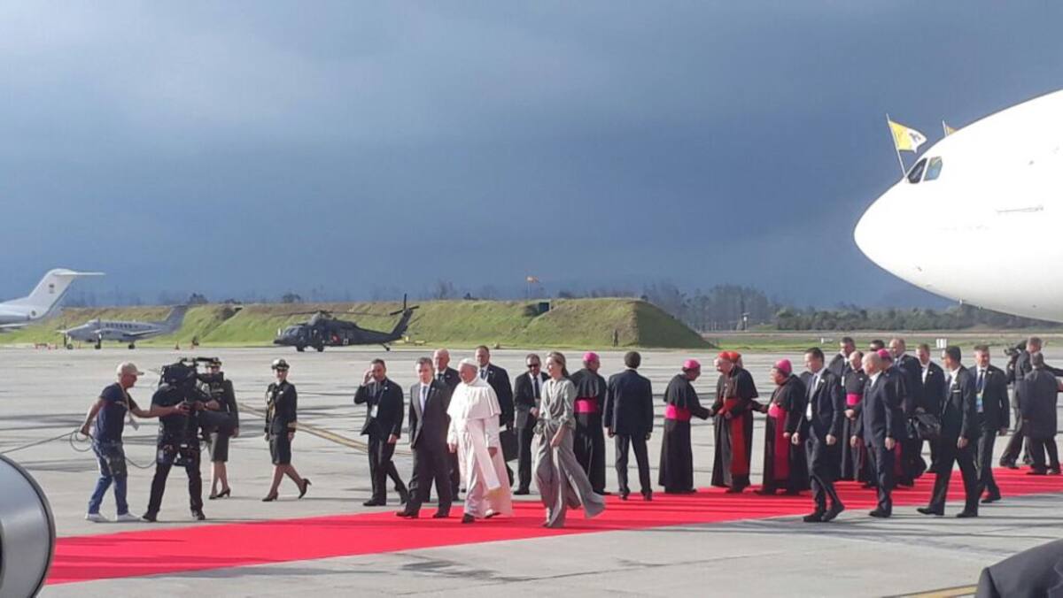 Hasta las 4 y 10 de la tarde que aterriza el avión en Colombia.