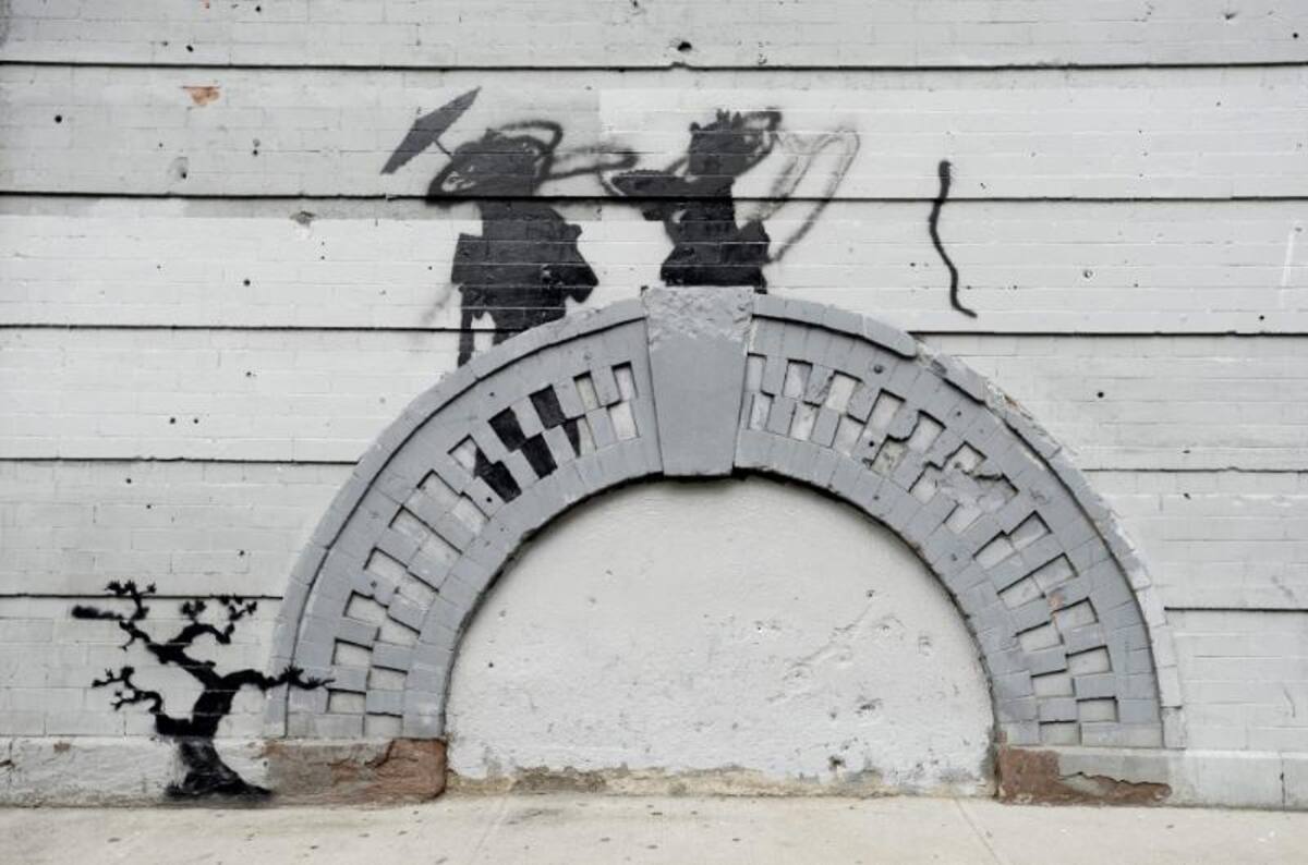 Imagen del último grafiti del artista callejero Banksy en Broklyn, Nueva York, el 17 de octubre de 2013. "Banksy" es famoso en todo el mundo por sus pintadas y graffitis pero mantiene su identidad desconocida.