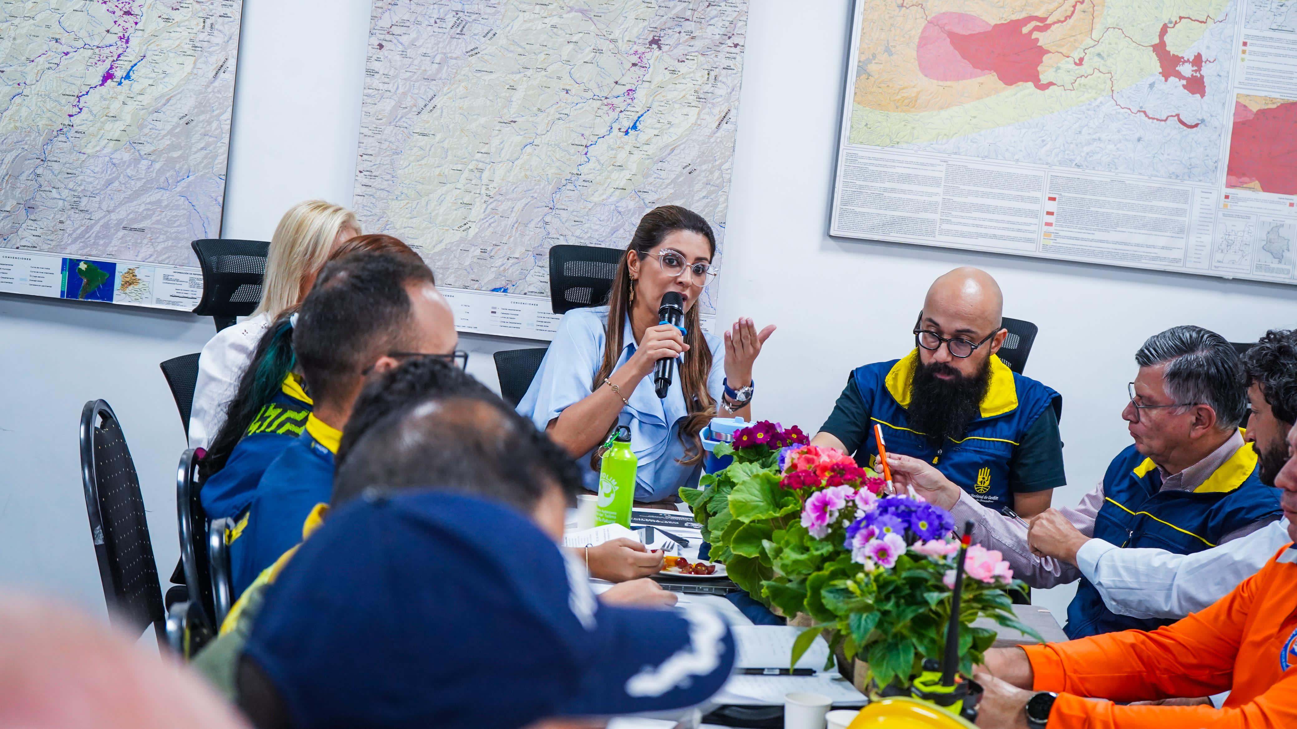 Adriana Matiz, gobernadora del Tolima, durante el Puesto de Mando Unificado en Ibagué para la atención de incendios forestales.