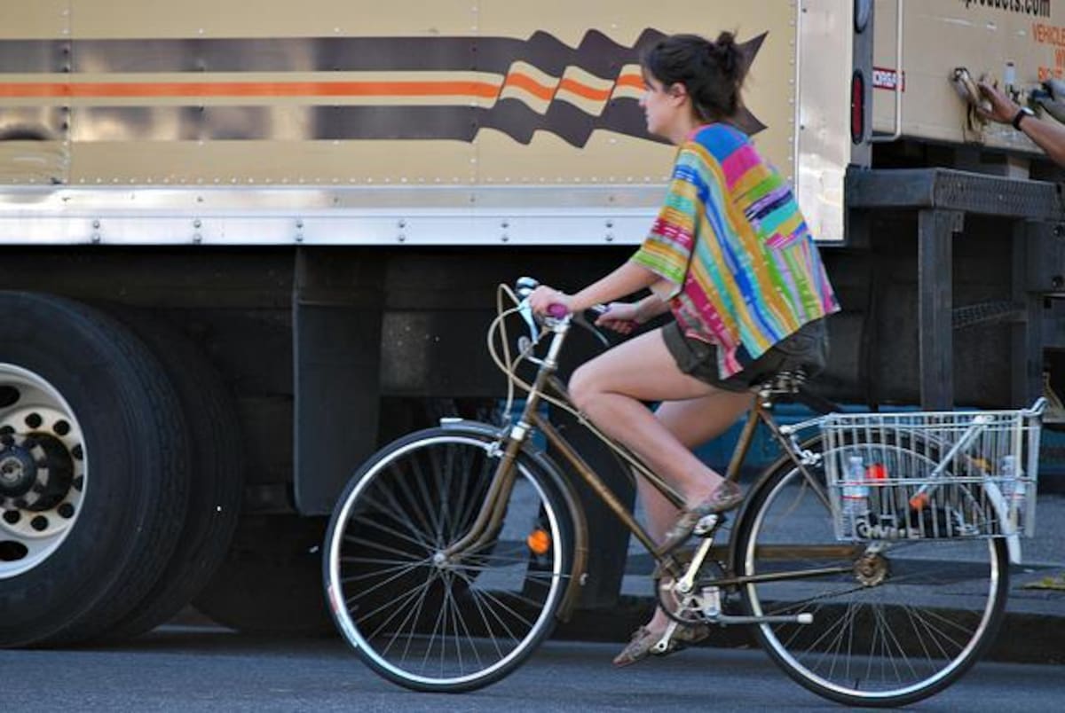 En la página cyclechicrepublic.com hay fotos de personas de diferentes ciudades del mundo que se han unido a la moda de movilizarse en bicicleta con estilo.
