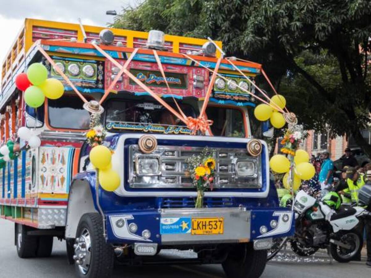 Las chivas desfilan en la Feria de las flores de Medellín