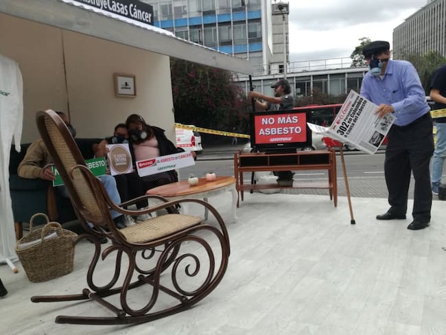 Con una manifestación pacífica en el Parque Nacional, la organización Greenpeace pone en conocimiento público los problemas del asbesto en los hogares.