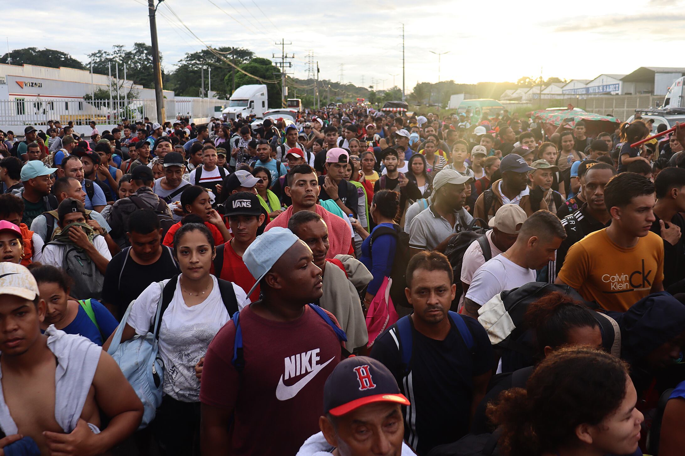MEX5501. TAPACHULA (MÉXICO), 20/11/2024.- Migrantes caminan en caravana hacia la frontera con Estados Unidos este miércoles, en el municipio de Tapachula en el estado de Chiapas (México).