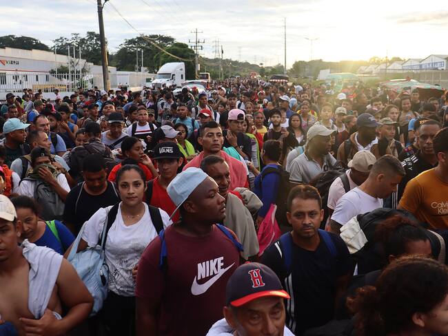 MEX5501. TAPACHULA (MÉXICO), 20/11/2024.- Migrantes caminan en caravana hacia la frontera con Estados Unidos este miércoles, en el municipio de Tapachula en el estado de Chiapas (México).