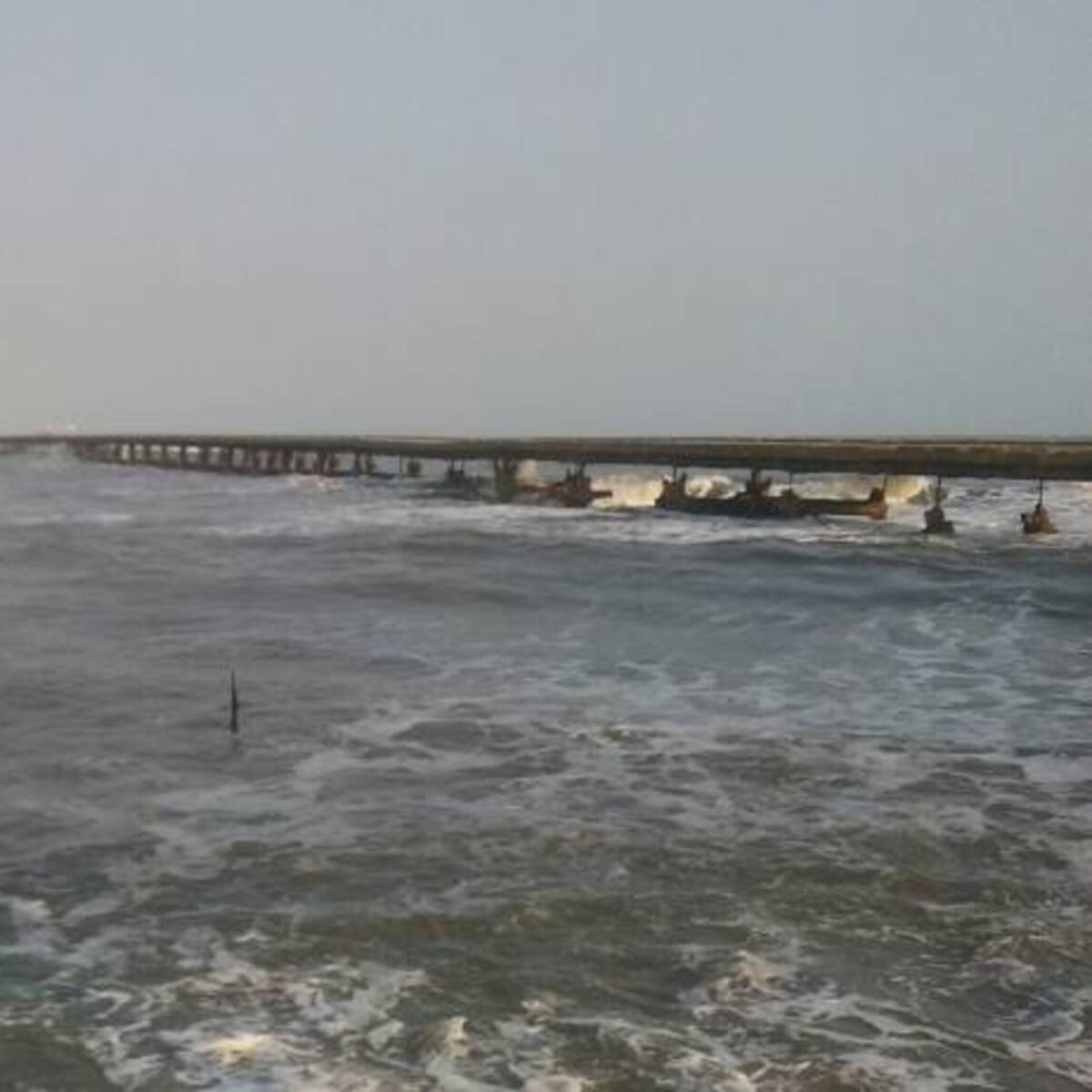 Fuerte oleaje provoca desprendimiento en el antiguo muelle de Puerto Colombia