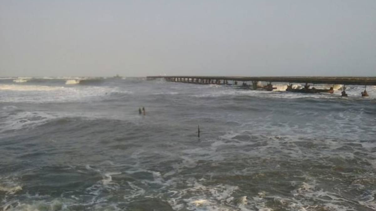 Fuerte oleaje provoca desprendimiento en el antiguo muelle de Puerto Colombia