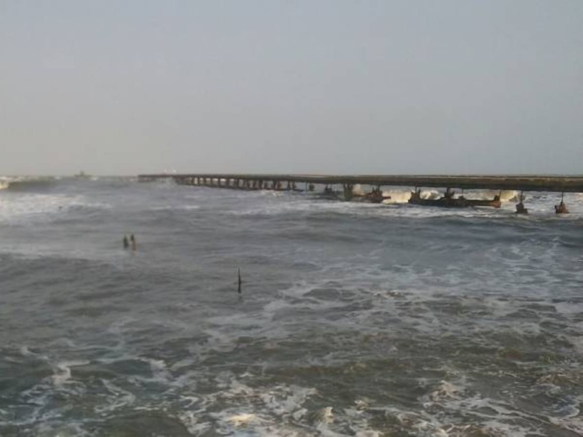 Fuerte oleaje provoca desprendimiento en el antiguo muelle de Puerto Colombia