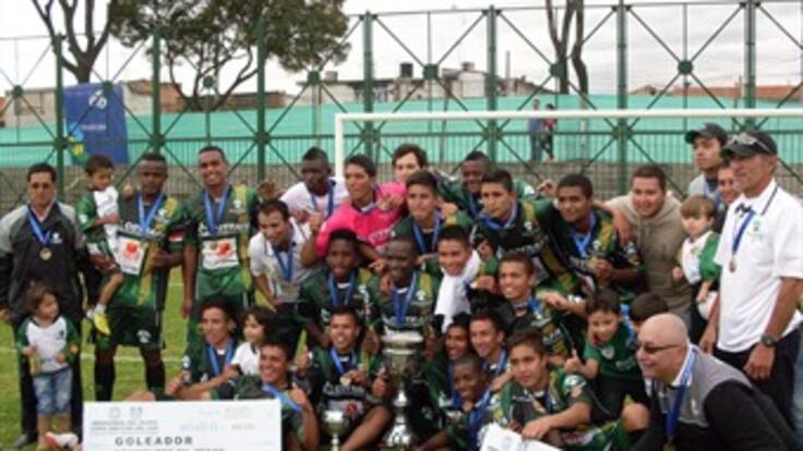 Hugo Mejía, técnico debutante, consiguió sexto título del Olaya con La Equidad
