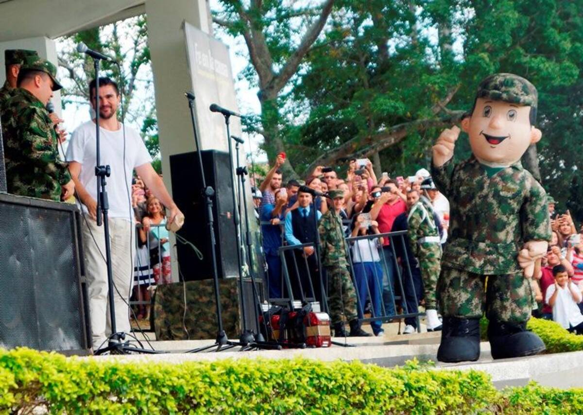 Durante el evento, integrantes de la Policía, el Esmad y el Ejército recibieron con emoción a Juanes, le prepararon una presentación musical con vallenato y otra con un Michael Jackson del batallón "Coronel Francisco José de Caldas".