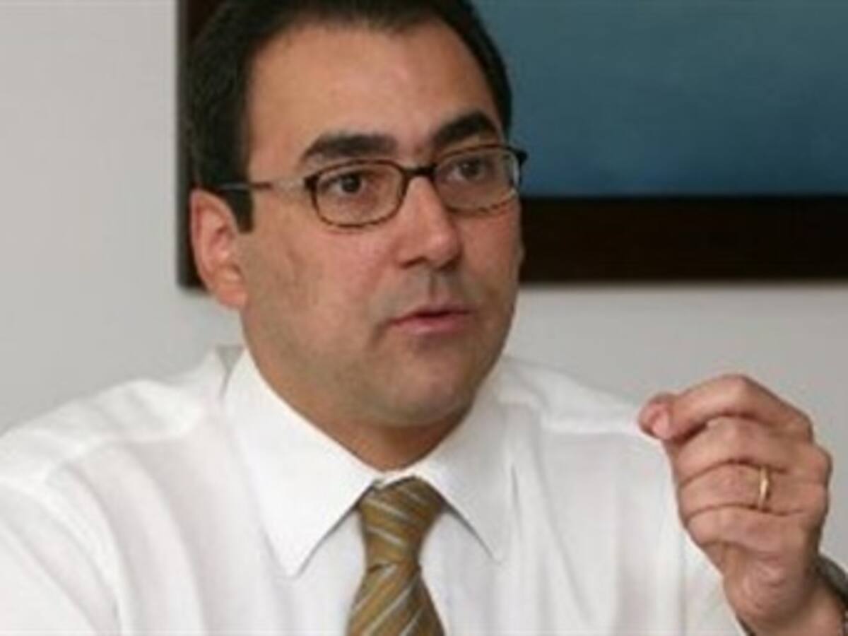 Mi esposa asesoró a Saludcoop hasta cuando se hizo la intervención del gobierno: mincomercio