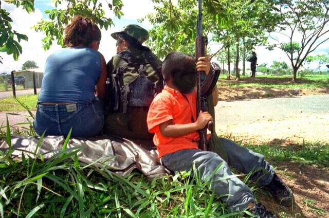 Mujeres y menores en medio del conflicto armado colombiano / Foto: Colprensa
