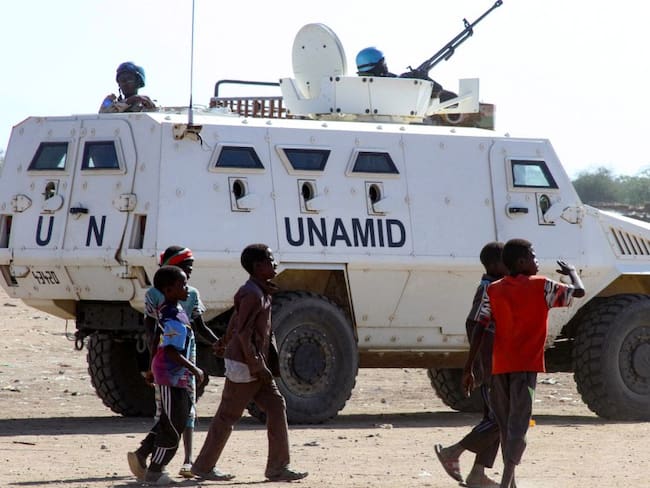 Un tanque de la misión de las Naciones Unidas para la protección en África hace presencia en Sudán, donde la sequía ha causado enfrentamientos. 