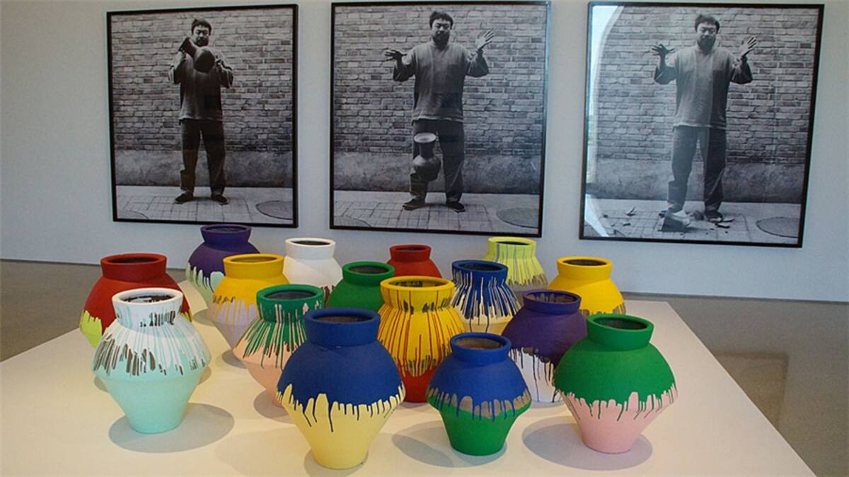 Weiwei creó esta instalación "Stacked" o "Apilado", integrada por cientos de bicicletas, específicamente para el nuevo museo. La intención del artista es que los espectadores miren con otro ojo la existencia e importancia de objetos cotidianos.