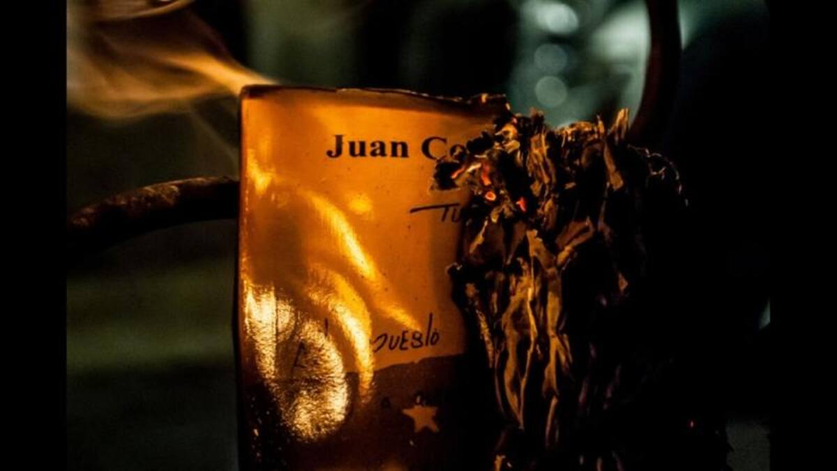 “Esta foto la tomé el domingo de resurrección, cuando celebrábamos la quema de Judas. El autor de este libro en algún tiempo tuvo una ideología política que se opone a la que tiene actualmente, por eso decidió quemar lo que quedaba de sus libros junto al Judas, para quemar ese pasado ideológico al que hoy en día se opone”.