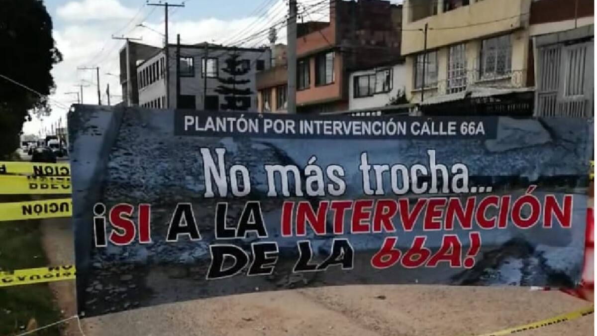 Habitantes de Álamos Sur protestan por el mal estado de una vía del sector en Bogotá