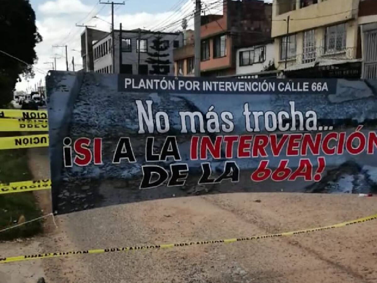 Habitantes de Álamos Sur protestan por el mal estado de una vía del sector en Bogotá