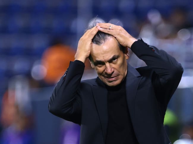 QUITO, ECUADOR - APRIL 8: Fabian Bustos head coach of Universitario gestures during the Copa CONMEBOL Libertadores 2025 Group B match between Independiente del Valle and Universitario at Estadio Banco Guayaquil on April 8, 2025 in Quito, Ecuador. (Photo by Franklin Jacome/Getty Images)