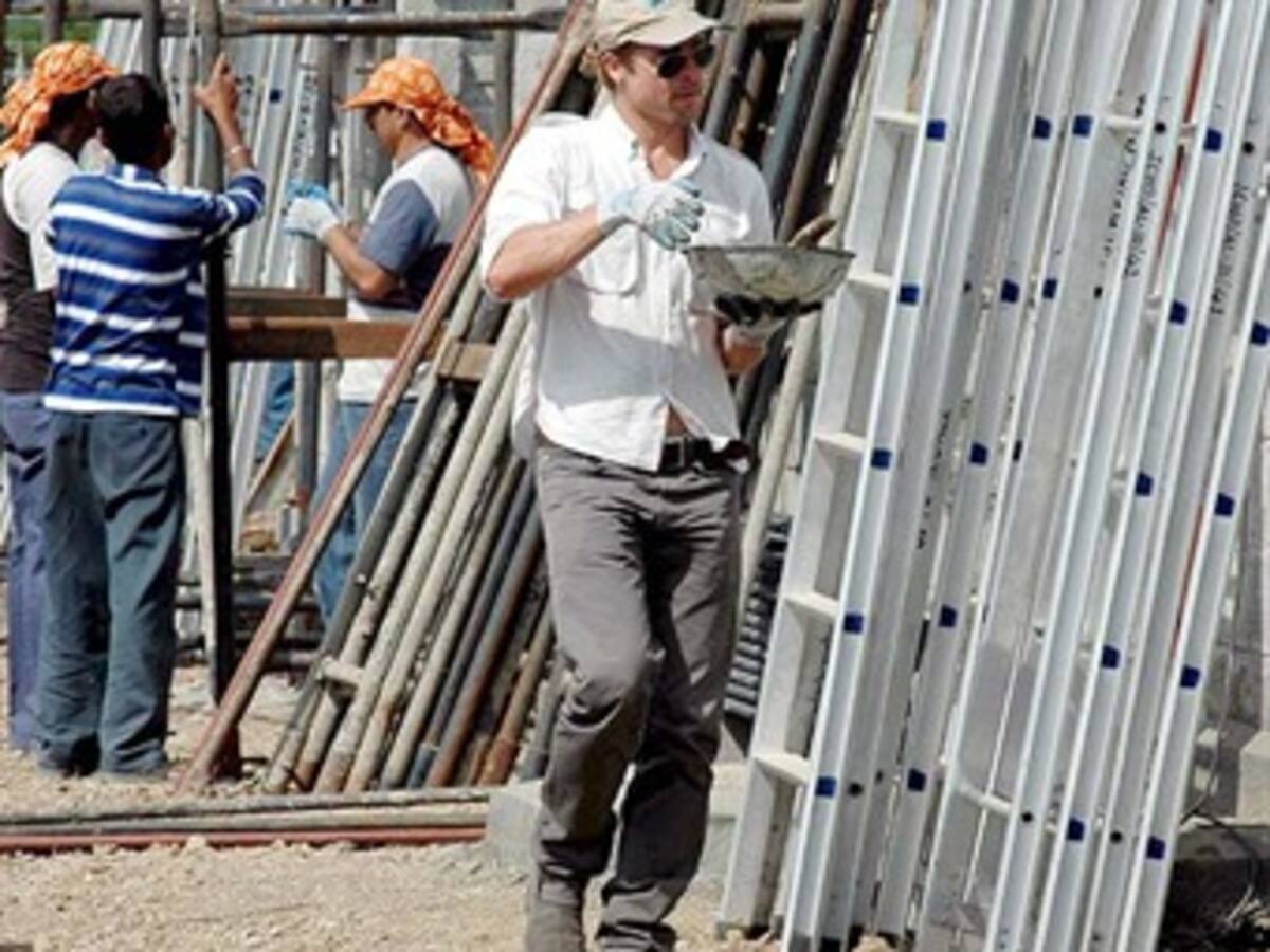 Angelina Jolie y Brad Pitt visitan un centro de refugiados en Bosnia