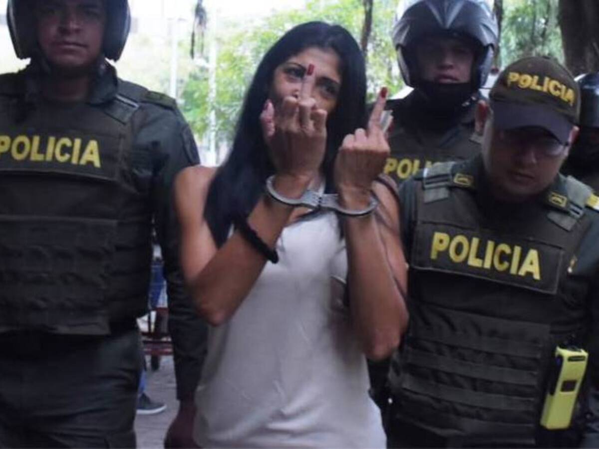 Haciendo “pistola” a los medios, llegó “La Madame” a la audiencia