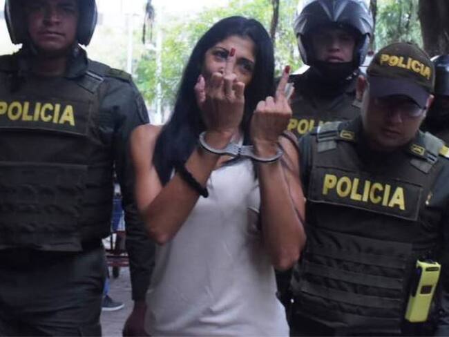 Haciendo “pistola” a los medios, llegó “La Madame” a la audiencia