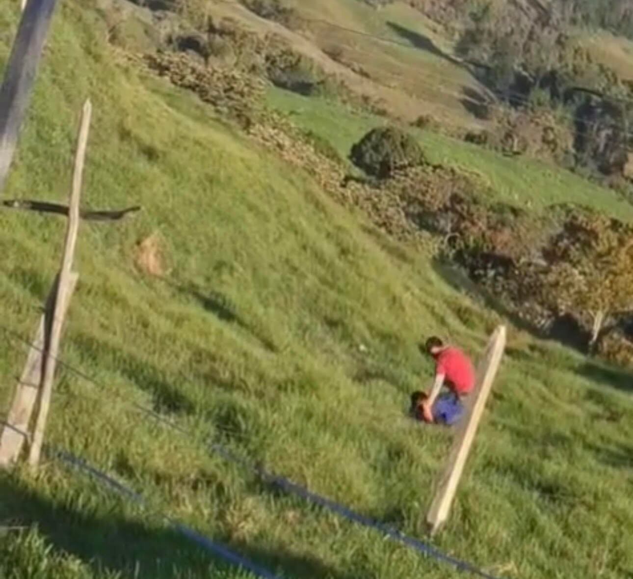 En la grabación se observa cómo el agresor, identificado por la comunidad como Sergio Sánchez, golpea al menor mientras lo reta a denunciarlo. Foto: Cortesía.