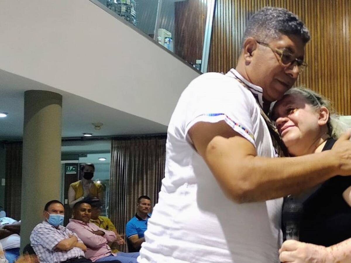 En abrazos de perdón terminó encuentro entre víctimas y excombatientes
