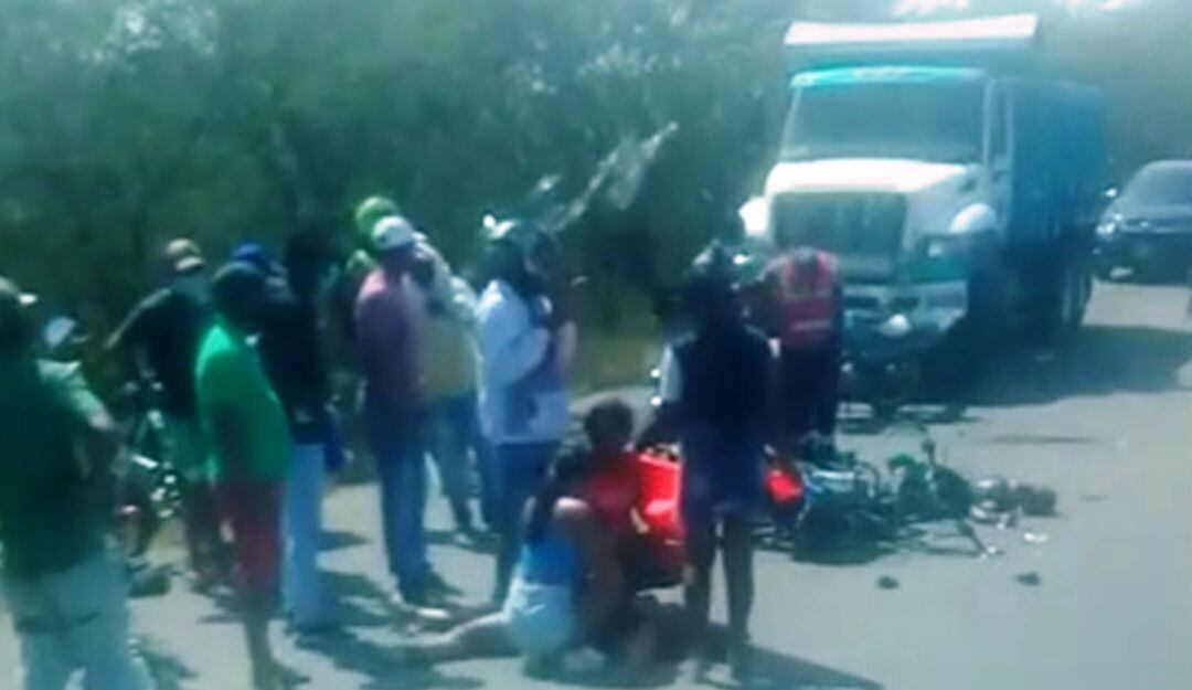 Los motociclistas no portaban casco y al parecer iban con exceso de velocidad
