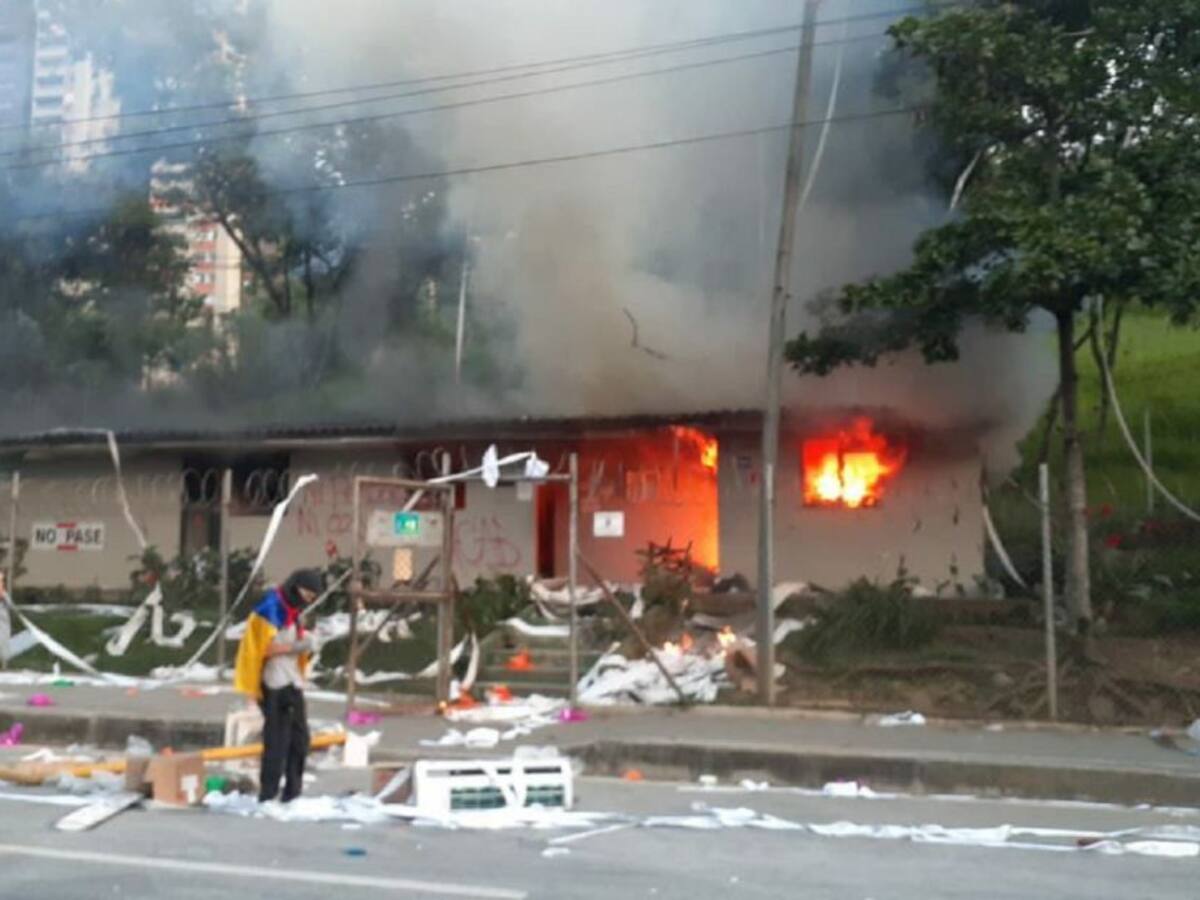 Manifestantes nuevamente destruyeron el “Peajito social” de Bello