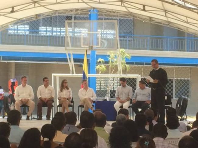Presidente Santos entregó megacolegio para beneficiarios de vivienda gratuita en Cartagena