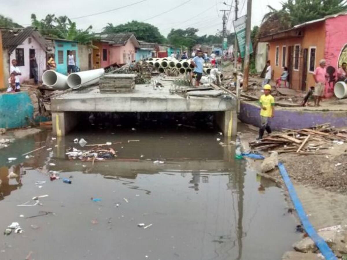 En Barranquilla roban estructura de hierro en la canalización de un arroyo