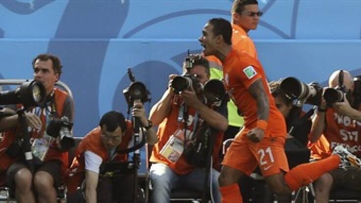 Depay marca el segundo gol para Holanda ante Chile