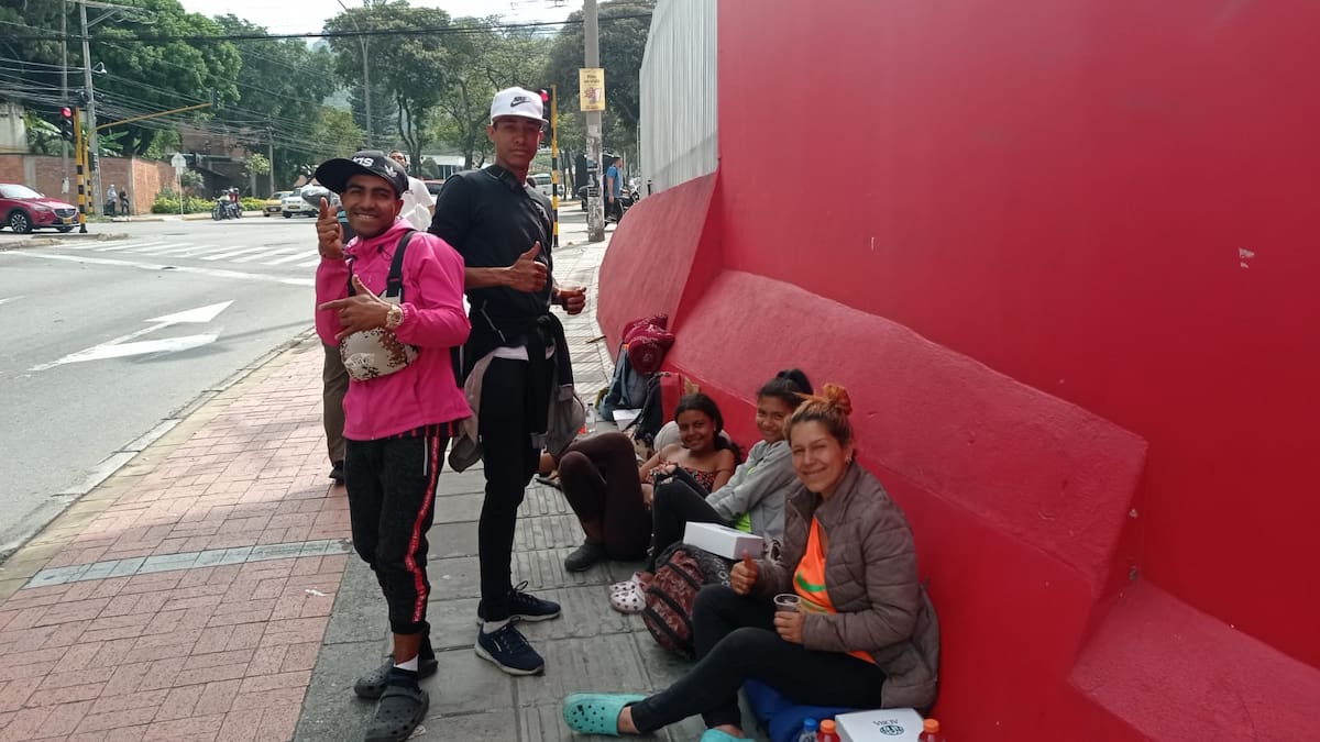 La pareja que duerme en separador de la calle 36